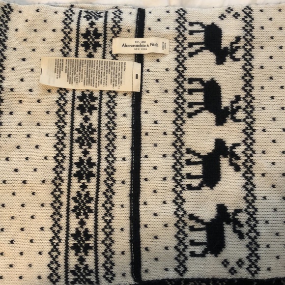New Abercrombie & Fitch beanie & Scarf.  Reversible.  High quality made. - Picture 8 of 8